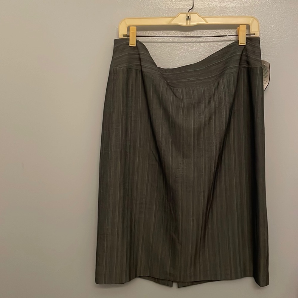 NWT professional wear skirt in grey pinstripes